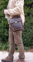 Blázek&anni Blázek és Anni közepes, A/5 méretű férfi válltáska 9234PO