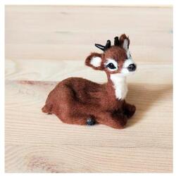  Fekvő őzike, szőrmés. Mérete: 70x60 mm