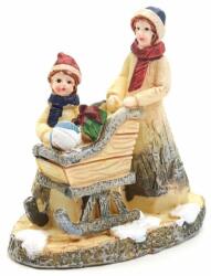  Téli falu figura - hölgy szánkóval. Magassága: kb. 6 cm