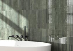 Equipe Cerámicas VERTICALE 5*40 OAKMOSS zöld színű fényes hosszúkás fürdőszobai csempe