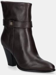 Tommy Hilfiger bőr csizma TH T-STRAP LEATHER POINTY BOOTIE - barna Női 39