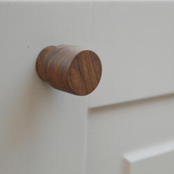 AT KIEL_DIO, Tömörfa bútorgomb, olajozott dió (KIEL_DIO)