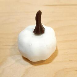  Fehér műanyag tök, mérete: 3, 5x4, 5 cm