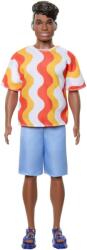 Mattel Păpușa Mattel Barbie Ken - Fashionistas #220 Păpușă cu piele închisă la culoare cu accesorii decente pentru ureche, îmbrăcată într-un tricou portocaliu și sandale cu barete (HRH23) (94289) Papusa Barbie