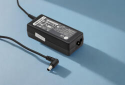 LG 19V 3.42A (center pin) 65W gyári új töltő (PA-1650-01)