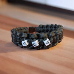  Egyedi névre szóló makramé parakord karkötő - betűs, fonott stílus (1347_neves_makrame_paracord)