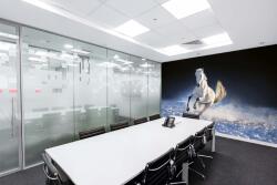 DIMEX ART Самозалепваща се флизелинова фототапета кон, тичащ през снега 375 x 250 см