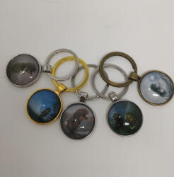 Sünis kulcstartó - üveglencsés, fém kerettel