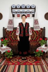 Ie traditionala Costum Popular din catifea cu broderie traditionala Carmen 3