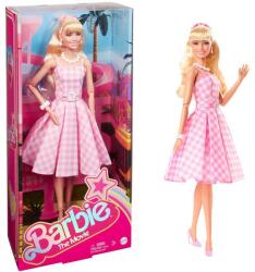 Mattel Barbie The Movie: Barbie baba rózsaszín kockás szoknyában - Mattel (HPJ96) - innotechshop