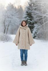 Ie traditionala Jacheta calduroasa bej cu model abstract alb a, croiala larga si confortabila