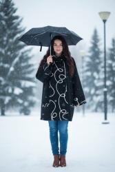 Ie traditionala Jacheta calduroasa negru cu model abstract alb a, croiala larga si confortabila