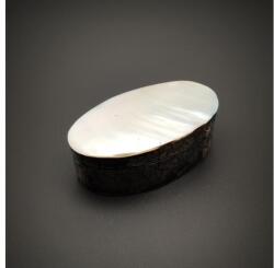 R. M. ékszer Lapos kagyló ékszertartó doboz fehér elegáns kiegészítő 8×4 cm (026028)