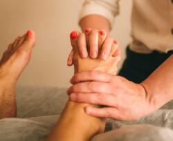  Lazító, frissítő talp- és lábszármasszázs