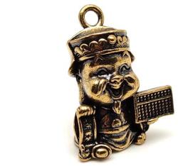 R. M. ékszer Sárgaréz medál kínai figura 2, 7x2cm (000448)