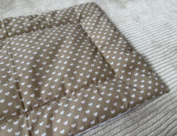 PetitLaMisska Borostyános párna - Bézs fehér szívekkel (227501)