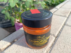 Almási Családi Méhészet Cosmopolitan - akácméz vodkával, áfonyaszósszal és aszalt citrommal (300g)