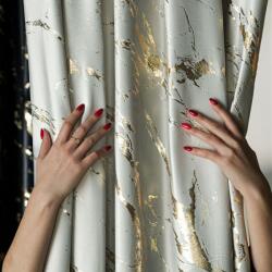 Markizeta MARMA Készre varrt függönyök szalagon, szélesség 140cm x magasság 250cm, szín 021 pasztell szürke arany nyomattal VELVI TD0033/ZGT/021/140250/1 (MAR_82546)