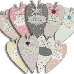 Díszített szív "Boldog Születésnapot" táblával FEHÉR