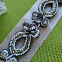  ESKÜVŐ MÖV40 - Handmade - Strasszos ezüst alapú menyasszonyi öv 21x3cm-es