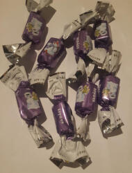 VADÁSZ tejcsokoládés szaloncukor eper izű robbanócukorral 1 kg