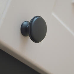 Triomax Cento Matt fekete, fém bútorgomb 28 mm átmérő (Cento_20M)