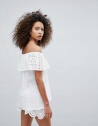 Prettylittlething Traffic People Fehér Fodros Felső Xs