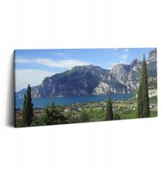 Wallfluent Vászonkép Hálószobába Vállra Zöld Fák A Város előtt (010030010010000075601)