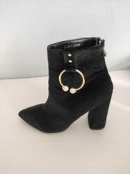 Public Desire Fekete Velúrbőr Bakancs, Size 39 (097F)