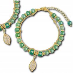  Kétrétegű karkötő zöld gyöngyökkel, arany levél függővel (Dwuwarstwowa bransoletka zielone koraliki)