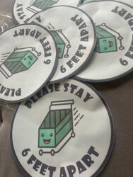  Nagy méretű padlómatrica 3x "Tarts távolságot" (stay 6 feet Apart) szemeteskosárral (Naklejki z LAMINATEM)