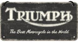 Nostalgic Art Germany Placă Decor metalică cu Șnur 10 x 20 - Triumph - Logo Negru Fundal de Lemn (2183)