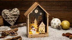 TRACON Tracon CHRHLSM7WW LED karácsonyi házikó hóemberrel, fa, elemes (X24020), Timer 6+18h, 7LED, 3000K, 2xAAA (CHRHLSM7WW)