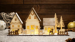 TRACON Tracon CHRVIL10WW LED karácsonyi falu, fa, elemes (X24003), Timer 6+18h, 10LED, 3000K, 2xAA (CHRVIL10WW)