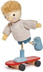 Tender Leaf Figurina Edward si Skateboard-ul, din lemn premium, Tender Leaf Toys RB32475 (TL8145)