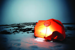 Lifesystems Ultrakönnyű túlélő menedék 2 Ultrakönnyű vízálló menedék 2 személy számára 140 x 90 x45 cm