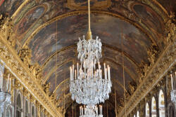 Dimex Vlies Fotótapéta - Chandelier lights in the Palace of Versailles - 375x250 cm (MS-5-0890)