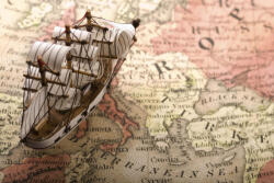 Dimex Vlies Fotótapéta - Ship Model and Old Map - 375x250 cm (MS-5-1549)