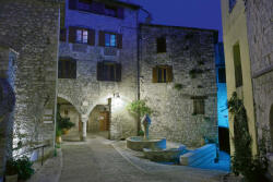 Dimex Vlies Fotótapéta - Town Peille at night - 375x250 cm (MS-5-1016)