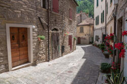 Dimex Vlies Fotótapéta - Narrow old street in Italy - 375x250 cm (MS-5-0713)