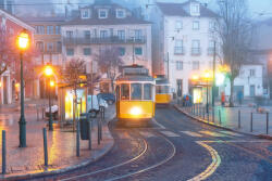 Dimex Vlies Fotótapéta - Foggy morning Lisbon - 375x250 cm (MS-5-2877)
