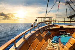 Dimex Vlies Fotótapéta - Wooden sailboat - 375x250 cm (MS-5-2768)