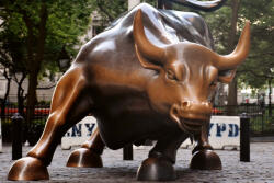 Dimex Vlies Fotótapéta - Charging Bull statue - 375x250 cm (MS-5-2933)