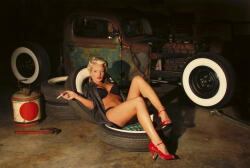 Dimex GIRL IN GARAGE fotótapéta, poszter, vlies alapanyag, 375x250 cm (MS-5-0311)