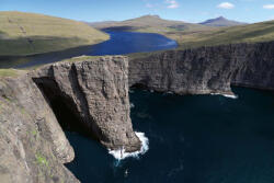 Dimex Vlies Fotótapéta - Lake over the cliff - 375x250 cm (MS-5-1694)