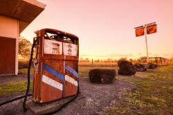 Dimex Vlies Fotótapéta - Old Rusted Pump - 375x250 cm (MS-5-2113)