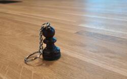 Sunrise Chess & Games Kulcstartó fekete függőleges fa kulcstartó