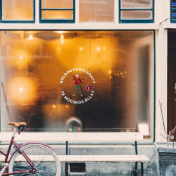 Deconline Crafts Karácsonyi ablakmatrica "Kevin" 25 cm fehér, színes (DO11004-WH-25)