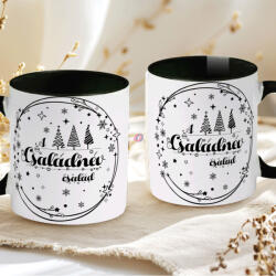 Deconline Crafts Egyedi neves karácsonyi bögre "Személyre szabható névvel" 330 ml kerámia fekete Full HD (DO129220-BLACK-MUG)