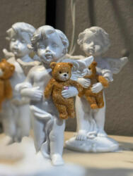 Decoration & Design Angyal macival álló poly 4, 5x4x8, 5 cm fehér, barna 3 féle (DD70185)